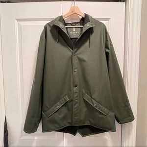 Rains Raincoat in S/M Olive